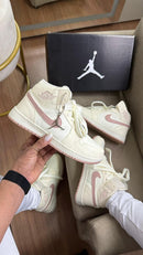 Bota Jordan low Linha luxo Manteiga/Flamingo