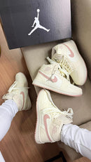 Bota Jordan low Linha luxo Manteiga/Flamingo