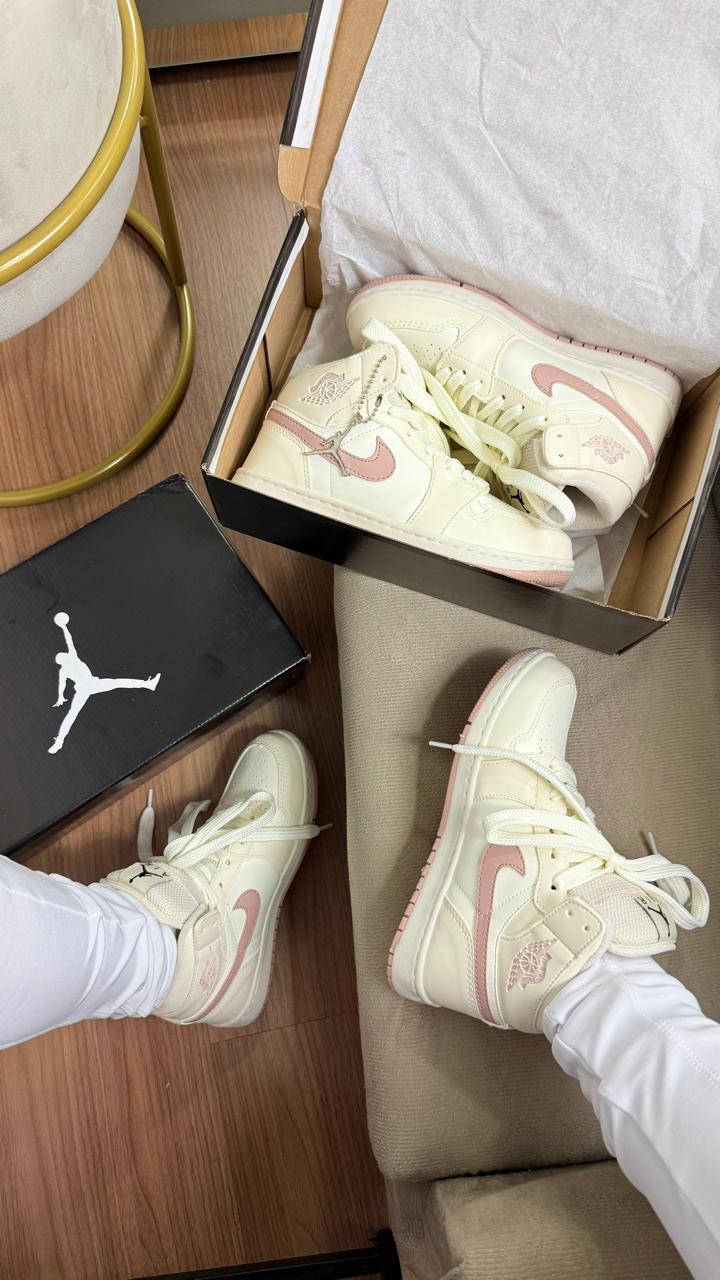 Bota Jordan low Linha luxo Manteiga/Flamingo