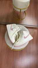 Bota Jordan low Linha luxo Manteiga/Flamingo