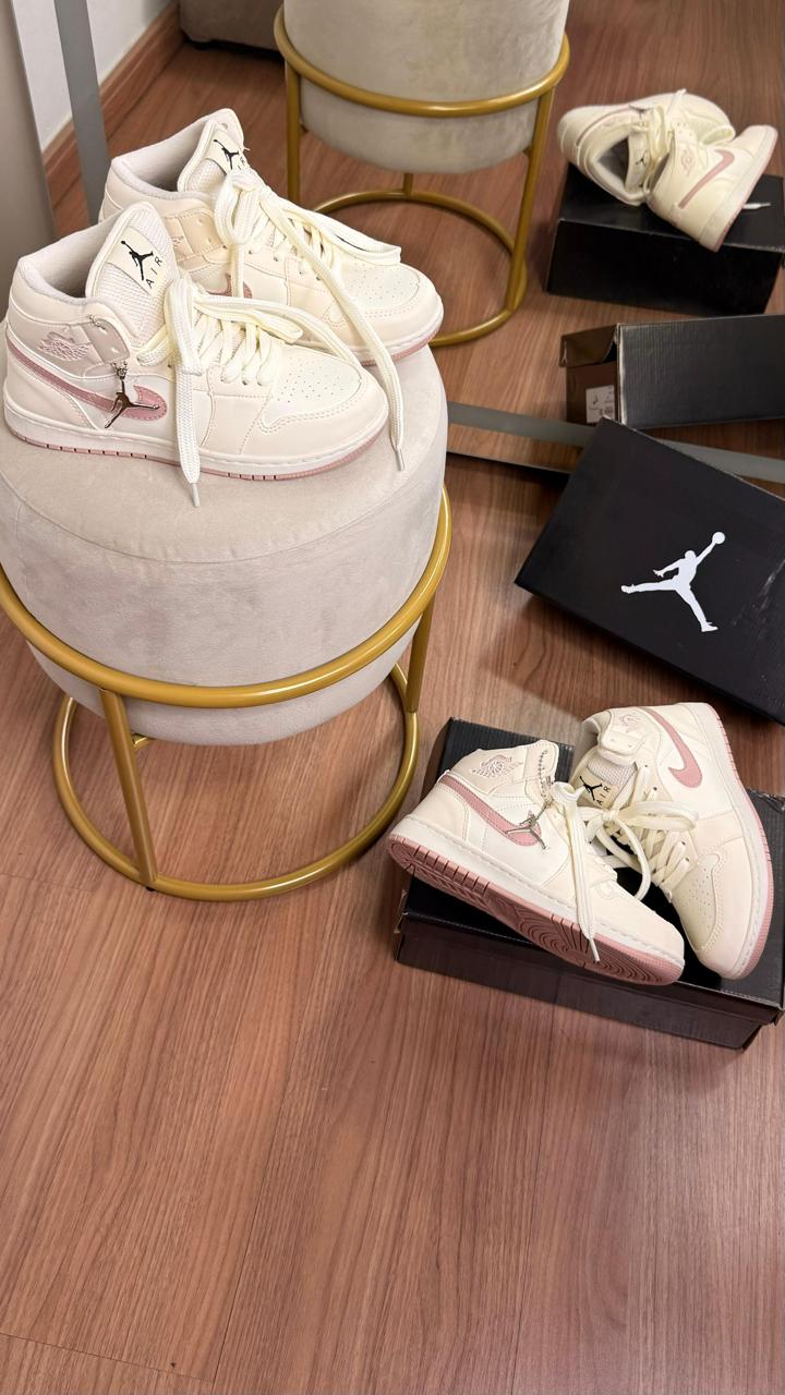 Bota Jordan low Linha luxo Manteiga/Flamingo