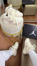 Bota Jordan low Linha luxo Manteiga/Flamingo