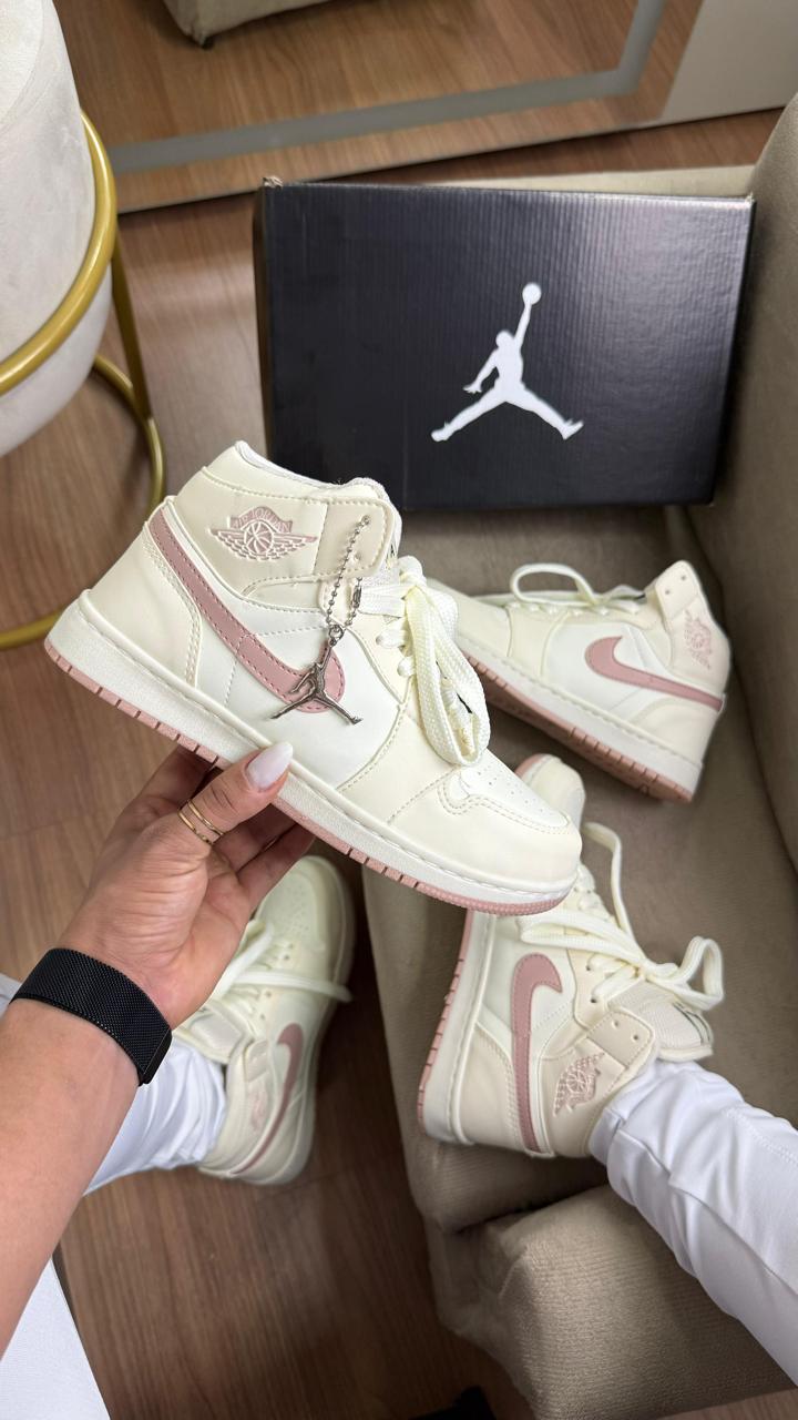 Bota Jordan low Linha luxo Manteiga/Flamingo